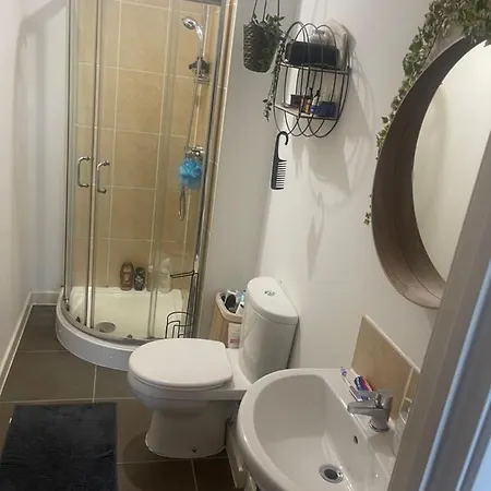 2 Bed Flat - Sleeps 4 - Parking - Wifi