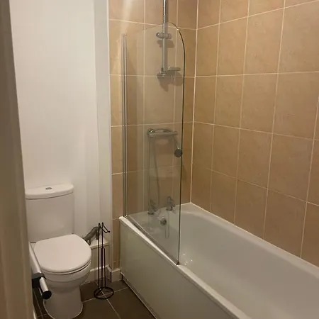 2 Bed Flat - Sleeps 4 - Parking - Wifi *