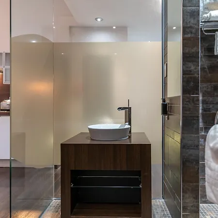 Ξενοδοχείο με διαμερίσματα Roomzzz 4*