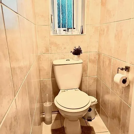 Spacious 3 Bedroom House - Sleeps 5 * Manchester