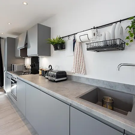 Contemporary 3 Bedrooms