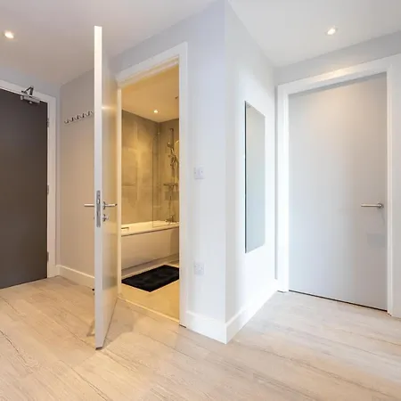 Contemporary 3 Bedrooms Манчестер