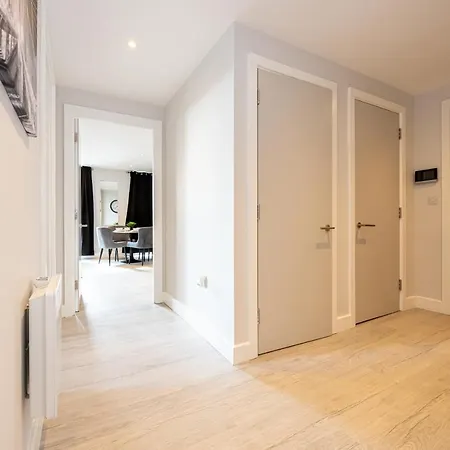 Апартаменты Contemporary 3 Bedrooms Манчестер