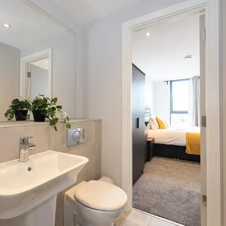 Contemporary 3 Bedrooms 아파트