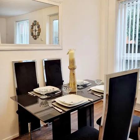 Entire House On The Famous Curry Mile, Wilmslow Road Holiday home Manchester