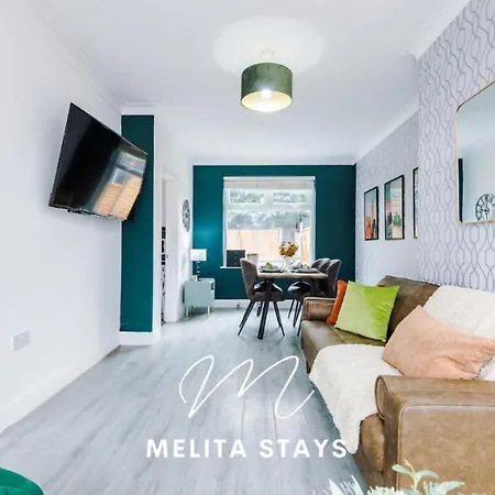 Stylish 3 Bedroom With Parking And Large Garden, 4*