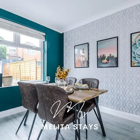 Stylish 3 Bedroom With Parking And Large Garden, ホテル