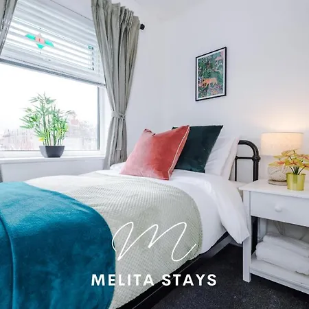 Stylish 3 Bedroom With Parking And Large Garden, ホテル 4*