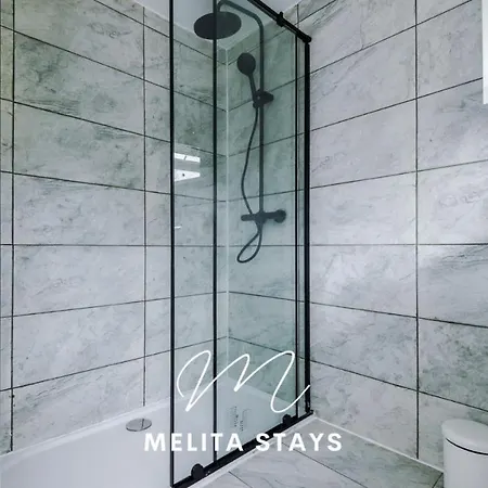 Stylish 3 Bedroom With Parking And Large Garden, マンチェスター