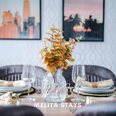 ホテル Stylish 3 Bedroom With Parking And Large Garden, マンチェスター