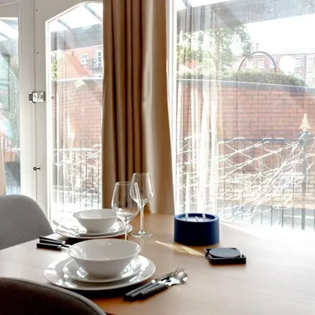 Cosy 1 Bed Flat Near Centre Apartment *