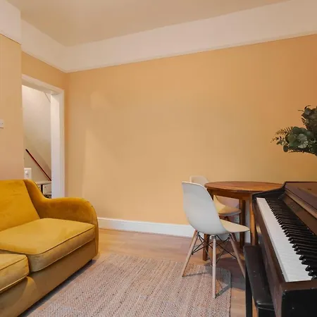 Guestready - Lovely In Levenshulme * Manchester