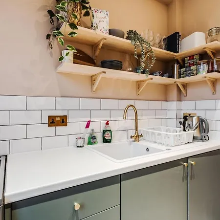 Guestready - Lovely In Levenshulme *