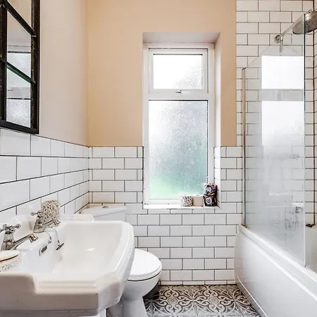Guestready - Lovely In Levenshulme Manchester