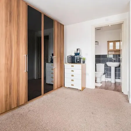 En-suit With Free Dedicated Parking Homestay