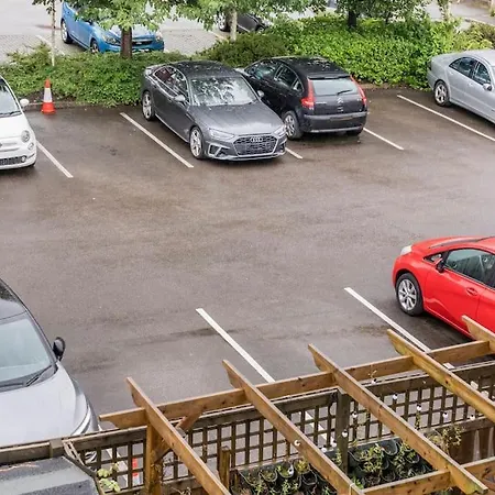 En-suit With Free Dedicated Parking
