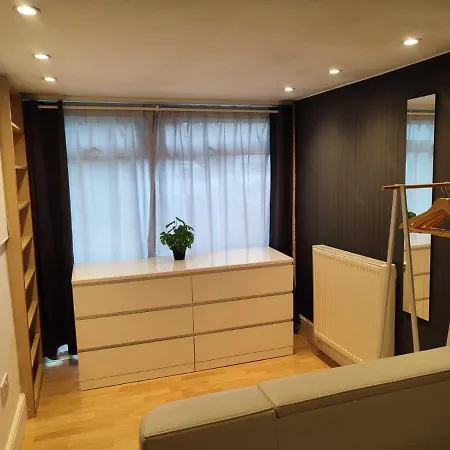 Serendipity - 4 Bedrooms - Big Garden - Near Airport, Whythenshawe Hospital And Roundthorn Business Park Holiday home *