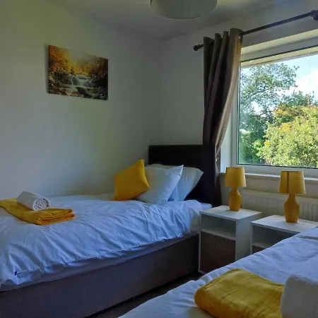 Serendipity - 4 Bedrooms - Big Garden - Near Airport, Whythenshawe Hospital And Roundthorn Business Park *