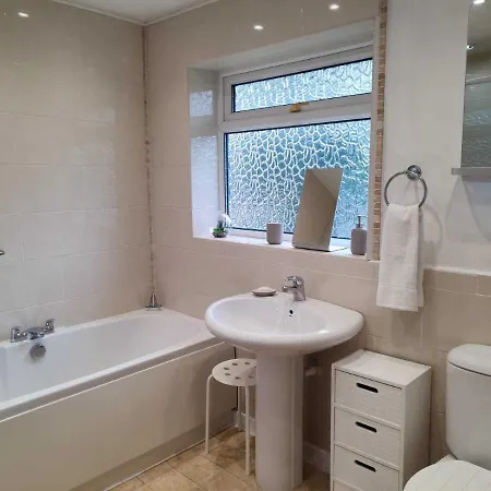 Holiday home Serendipity - 4 Bedrooms - Big Garden - Near Airport, Whythenshawe Hospital And Roundthorn Business Park Manchester