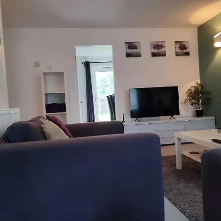 Serendipity - 4 Bedrooms - Big Garden - Near Airport, Whythenshawe Hospital And Roundthorn Business Park