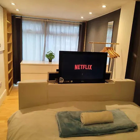 Serendipity - 4 Bedrooms - Big Garden - Near Airport, Whythenshawe Hospital And Roundthorn Business Park Holiday home Manchester