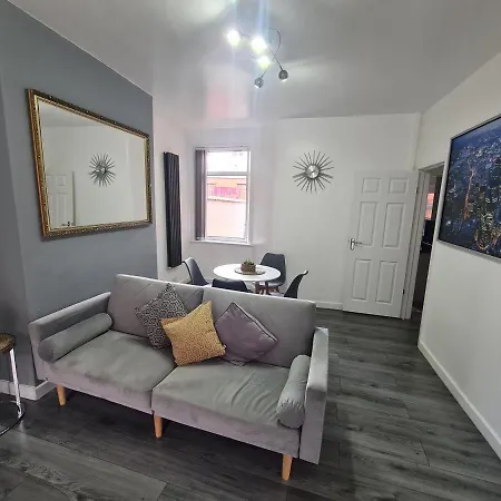 Lovely 2-bedroom House Close To Media City. *