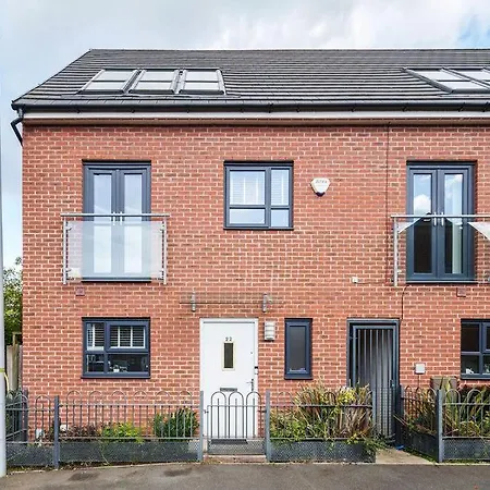 6 Beds 3 Bathroom House Close To Mcr City Centre Nyaraló
