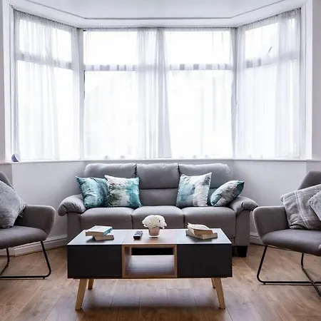 Windsor House 3 Bedrooms Sleeps 8 *