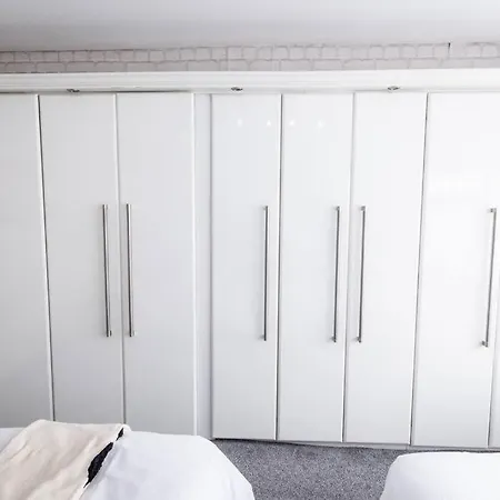 Windsor House 3 Bedrooms Sleeps 8 Hotel *