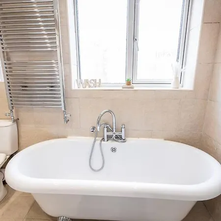 Windsor House 3 Bedrooms Sleeps 8 * Manchester