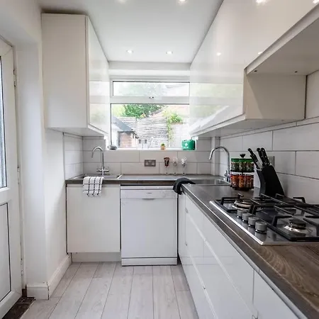 Windsor House 3 Bedrooms Sleeps 8 Hotel