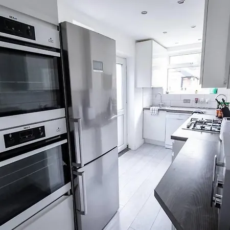 Windsor House 3 Bedrooms Sleeps 8