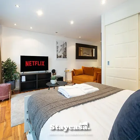 Sunset Haven With Balcony And Free Parking 아파트