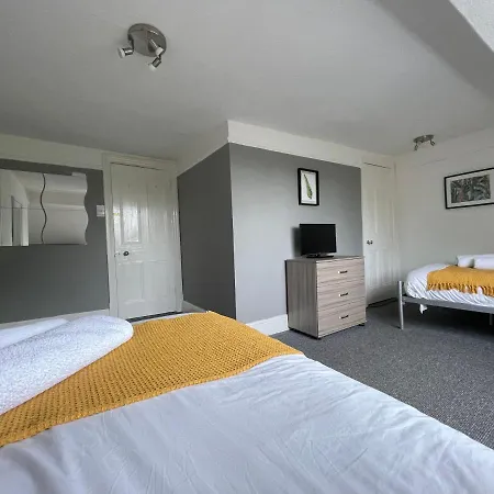 Huge - 12min To - Free Parking - Contractor Friendly - Irwell