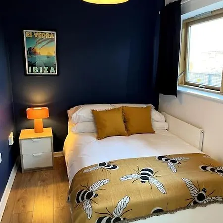 Colourful, Bright And Chic 2 Storey * マンチェスター