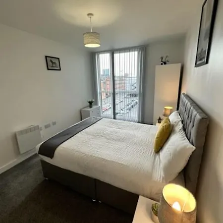 Апартаменты Great 2 Bed Apt Sleeps 4+balcony Манчестер