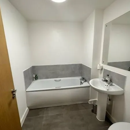 Great 2 Bed Apt Sleeps 4+balcony Апартаменты