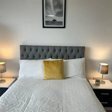 Great 2 Bed Apt Sleeps 4+balcony Апартаменты