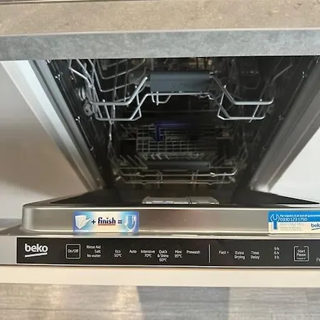 Fab, Spacious Studio+balcony Mcr