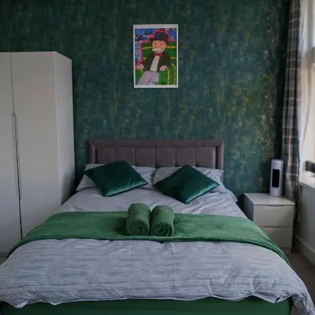 Centre Apartment, Skyline View Apartment *