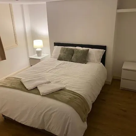 7 Bed - Spacious House - Central