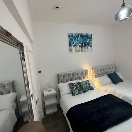 2 Bedroom Flat Close To City, Stadium And Coop Arena