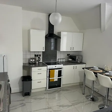 2 Bedroom Flat Close To City, Stadium And Coop Arena