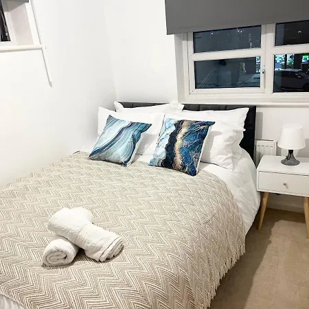 Апартаменты Secure Parking 3 Bedroom Stylish House With Garden