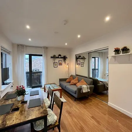 Cosy, Bright And Flat For Work And Hotel