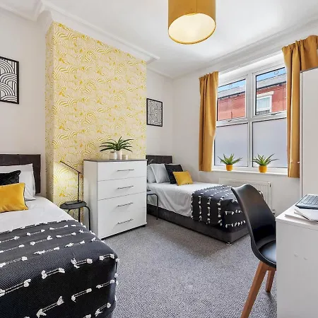 Pass The Keys Chic 3-bed In Near Media City & Old Trafford Holiday home Manchester