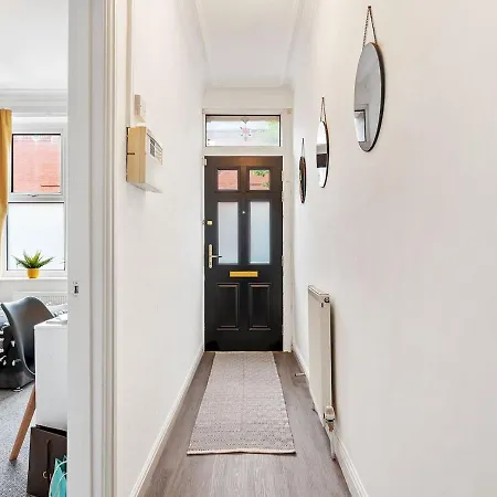 Pass The Keys Chic 3-bed In Near Media City & Old Trafford Holiday home