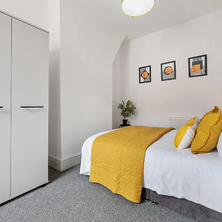 Pass The Keys Chic 3-bed In Near Media City & Old Trafford Holiday home *