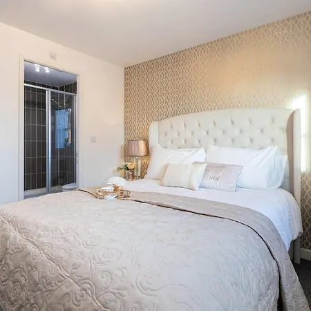 Beautifully Designed 3 Bed House - In