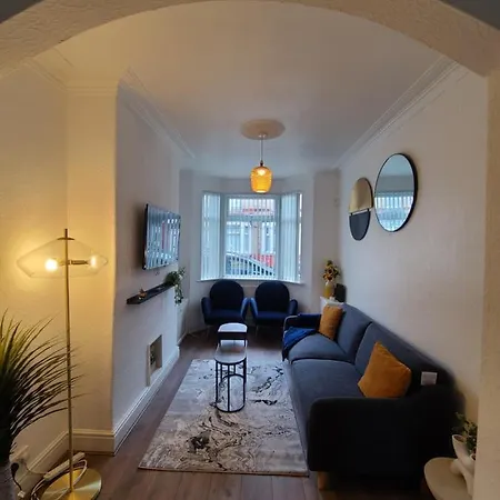 Vakantiehuis Business Friendly 2br House Sleeps 5, Wi-fi, Workspace & Free Parking Manchester